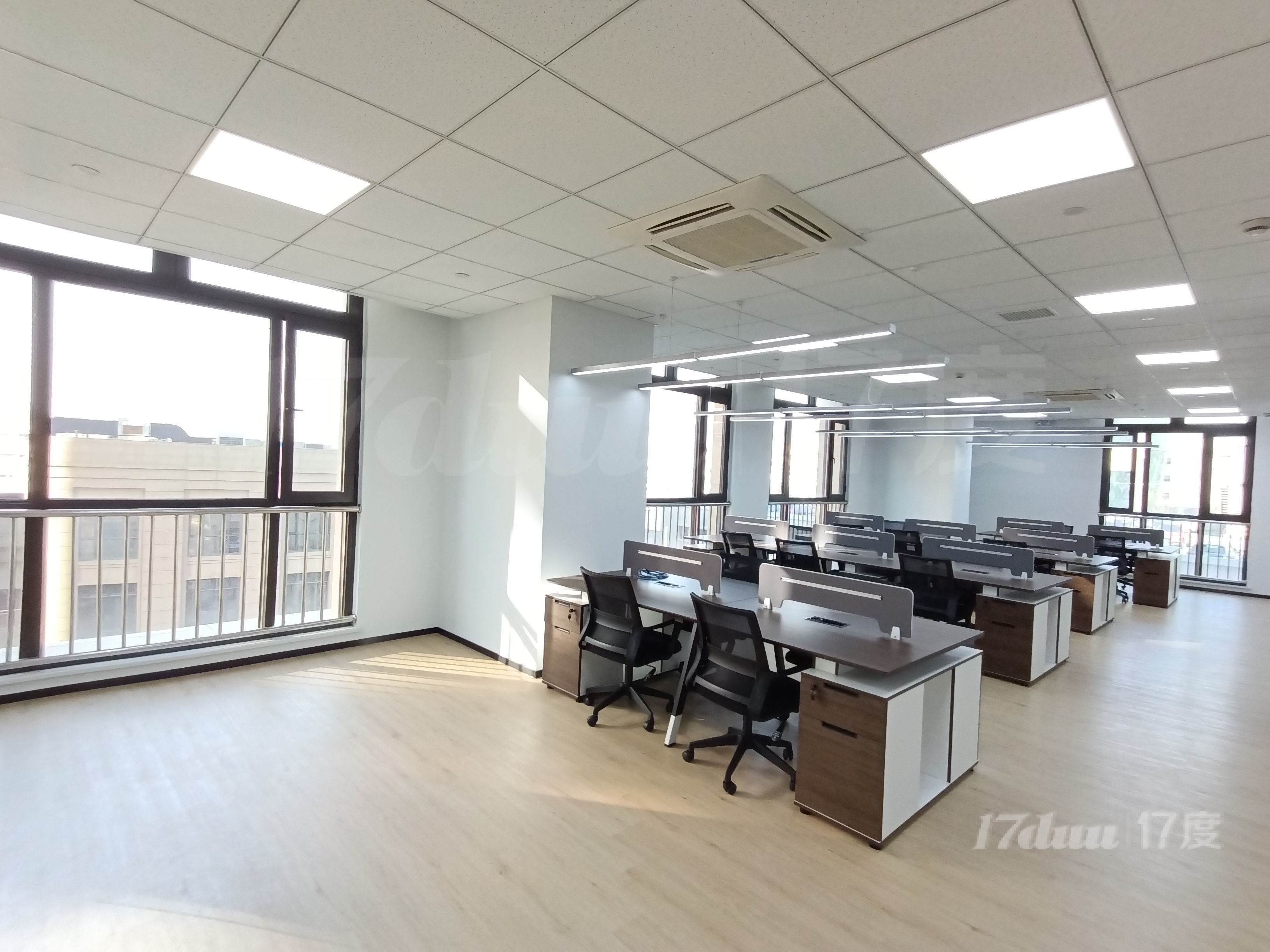 一号线地铁口，全新精装修带家具，园林式办公，环境好