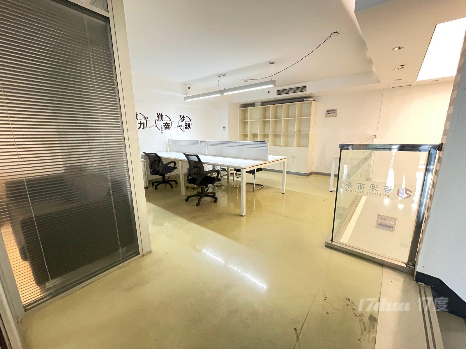 年关特价直租地铁直达办公室精装有家具实景图白天都可看房
