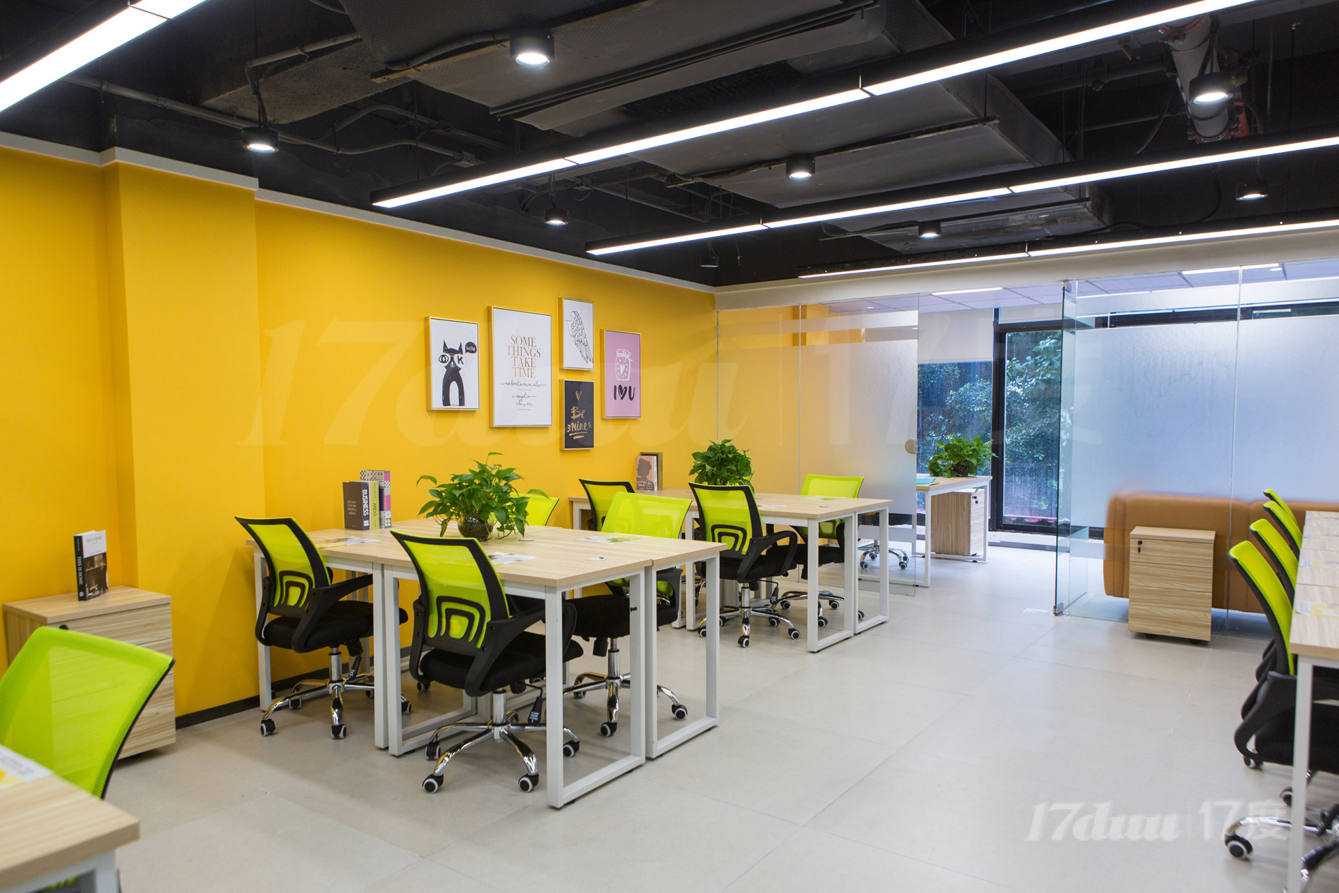 石牌桥精装修6人工位小型办公室全包价2600家具齐全