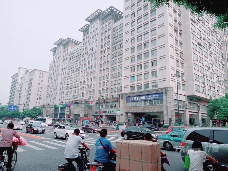 西湖区地铁口办公室出租，免佣金小面积888元，配办公家具