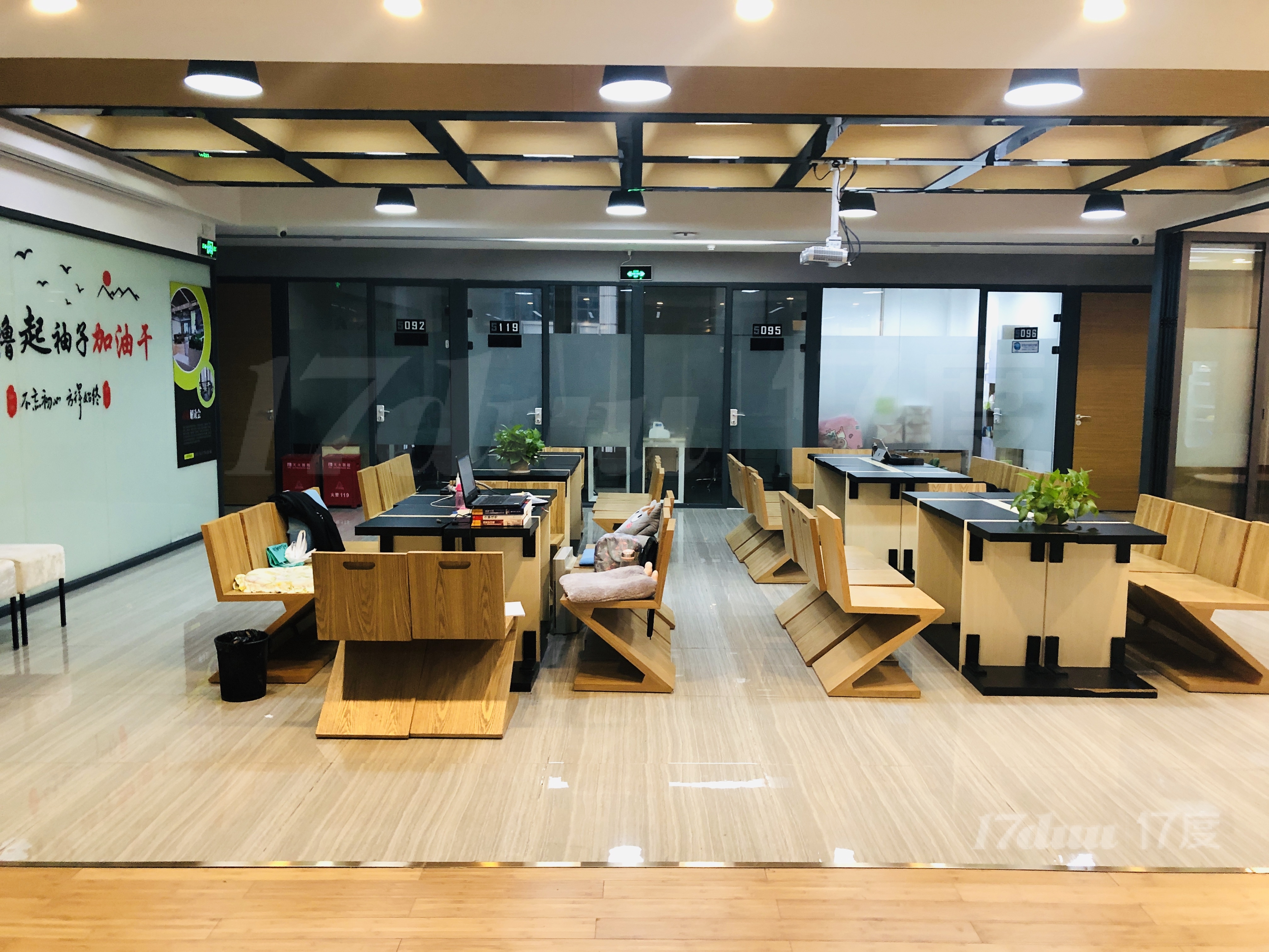 南油地铁口、办公室出租、创业孵化基地、可申请创业补贴，包红本