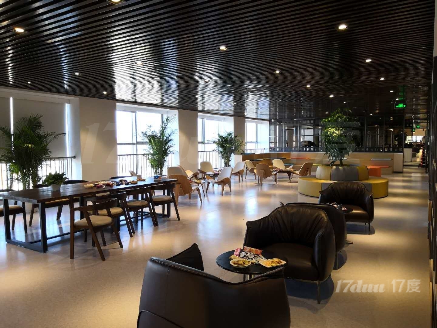 海淀黄庄地铁口 豪景大厦 1150平米整层 精装修带家具生成