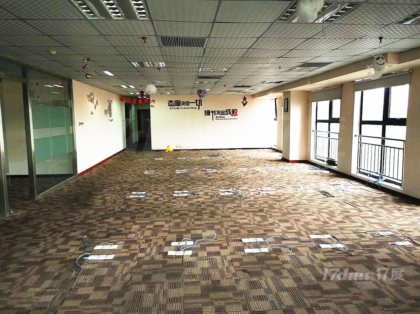 7号线新村路地铁口，305平双面窗，价格优惠，近爱建创意园