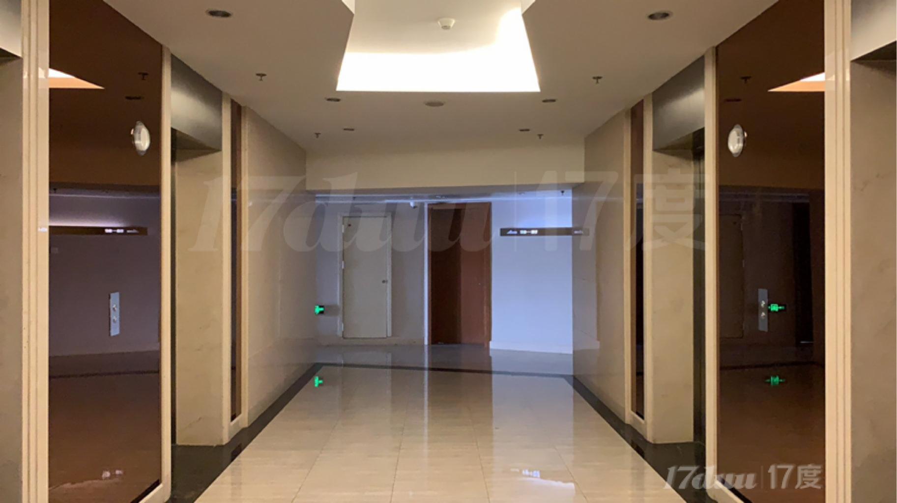 中潭路地铁口，独立空调，朝南，仅租1万，适合培训，美容广告等