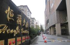 8号线 大世界 临近市中心  精装修带部分家具 