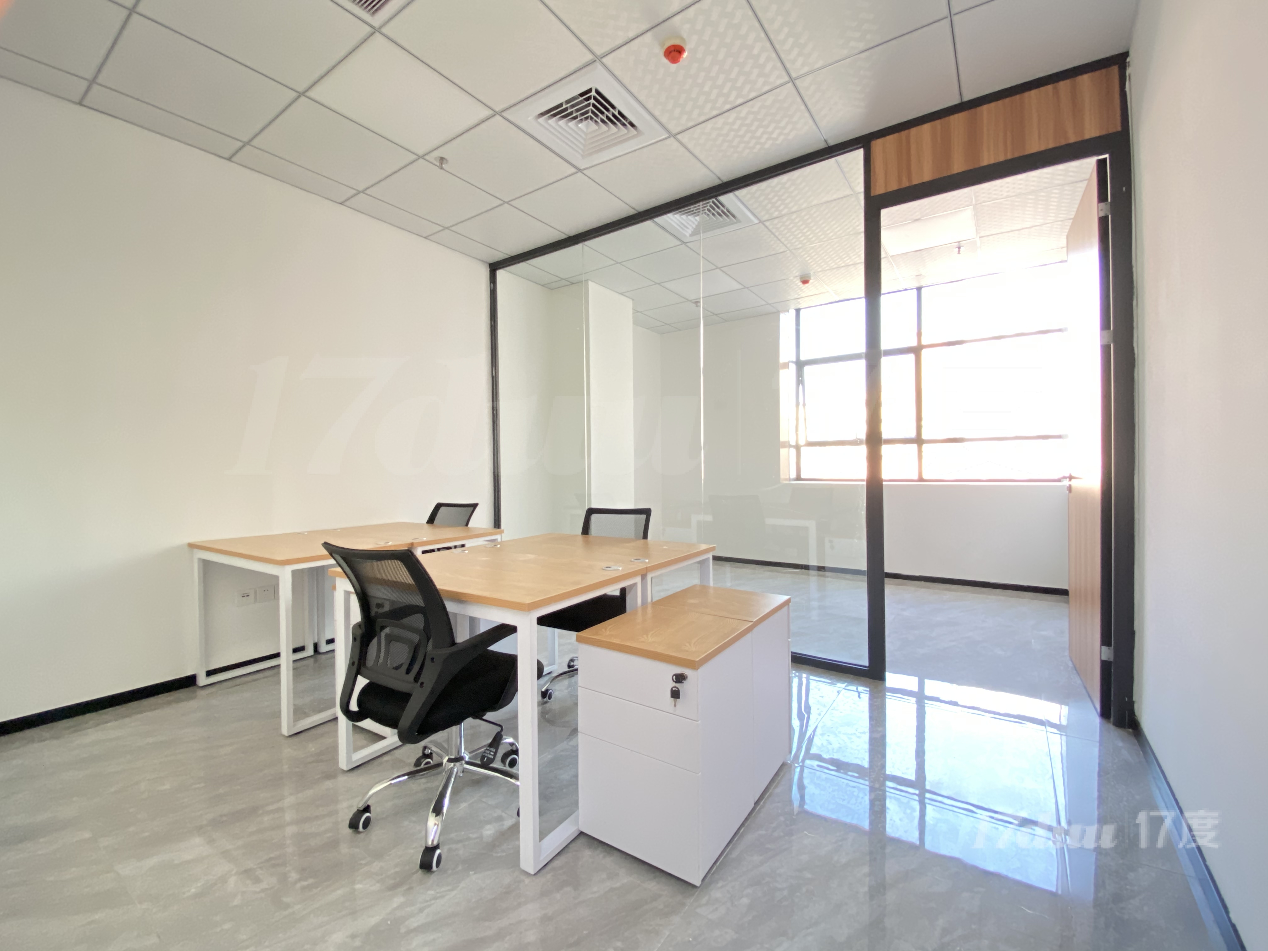 宝安区小面积办公室出租，提供红本租赁合同，精装拎包办公