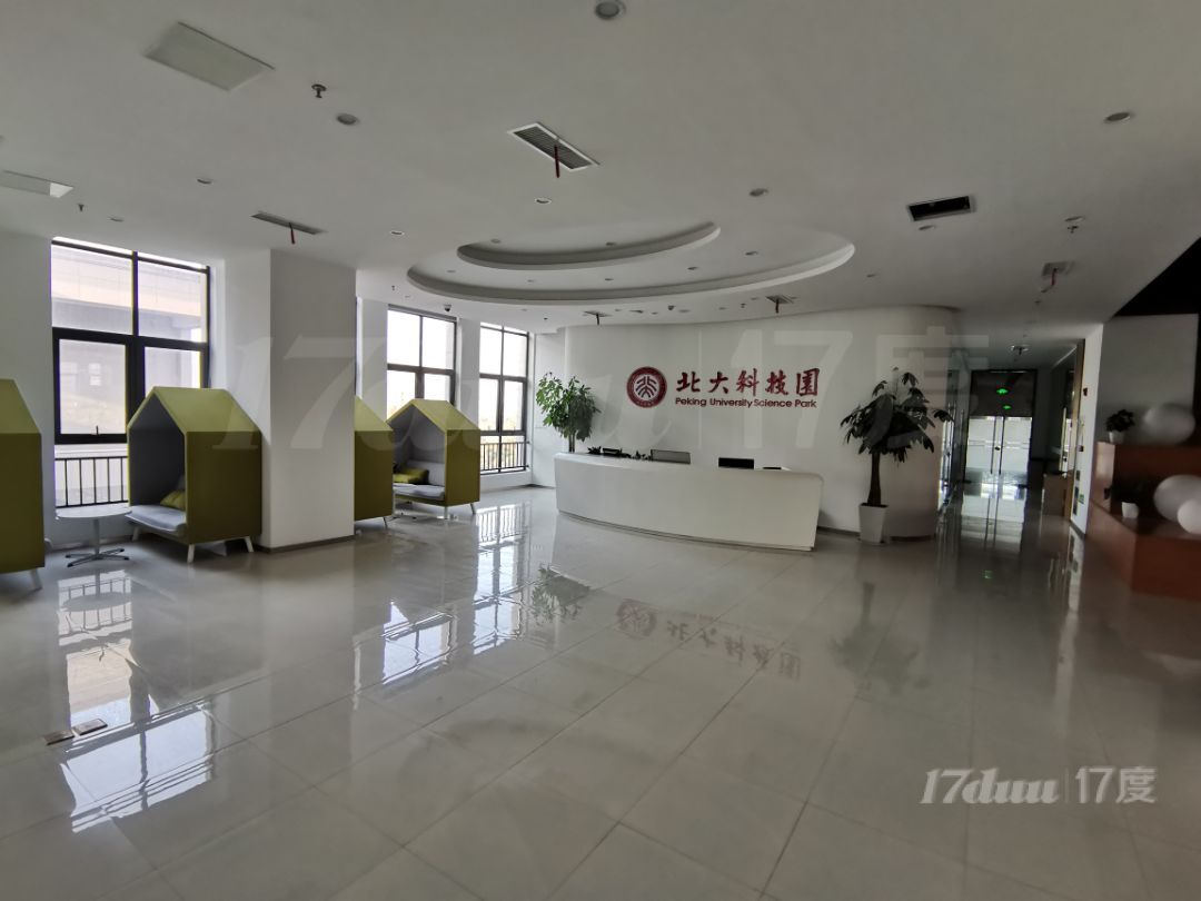办公室有租金，其余位置只收物业管理费水电费
