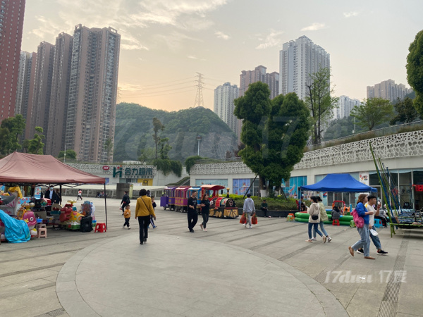 中央公园集中性广场商场，内带大型合力超市