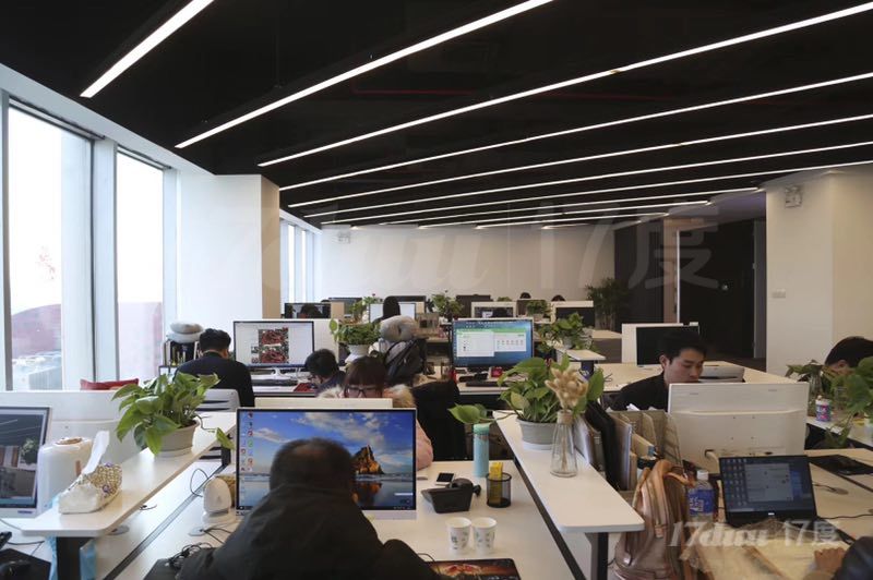 淞虹路地铁直达 精装修带家具500平 行业不限低价急租！