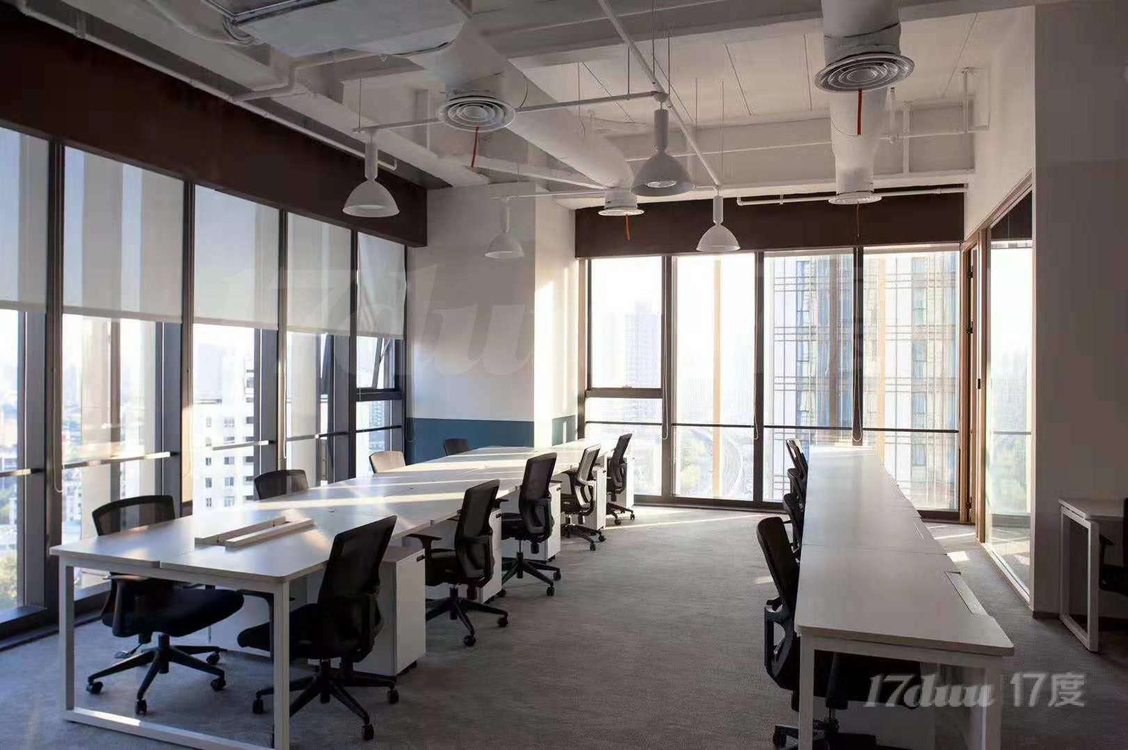 环球港，全新地标，户型方正，楼品好，交通方便业主免费装修。