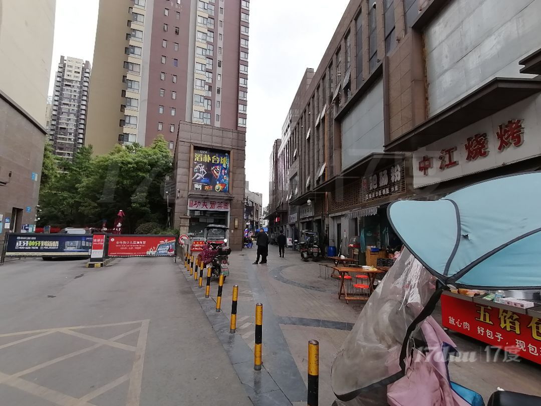 天府四街小区门口900多平商铺，价格可谈，有意联系