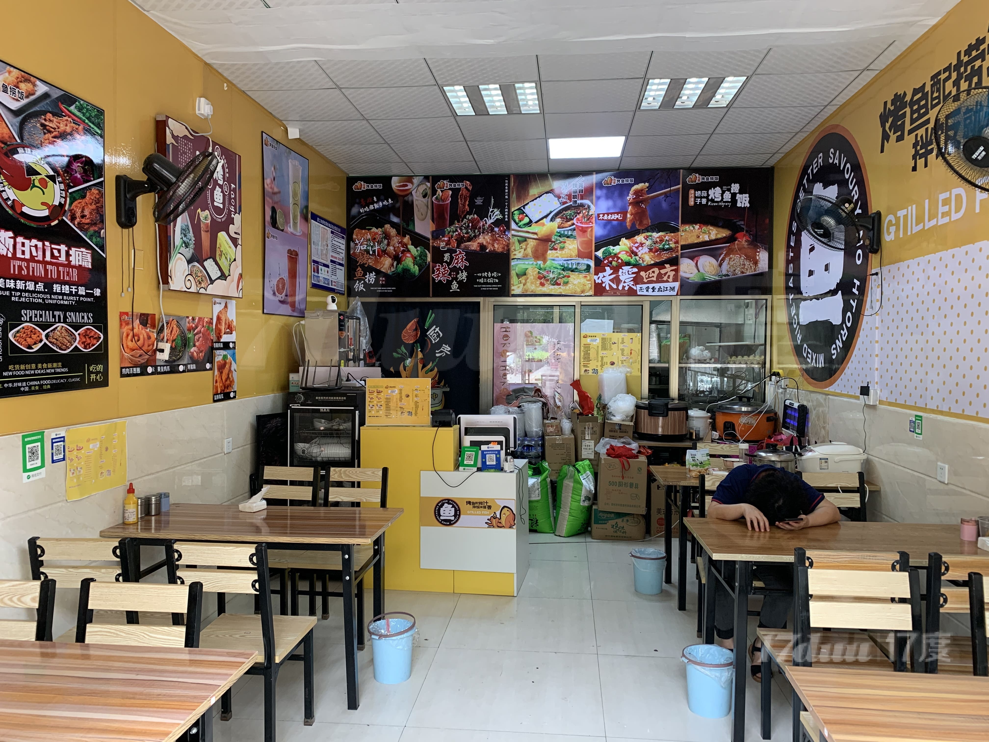 SM附近的美食街无骨烤鱼店铺转让，可整转或空转