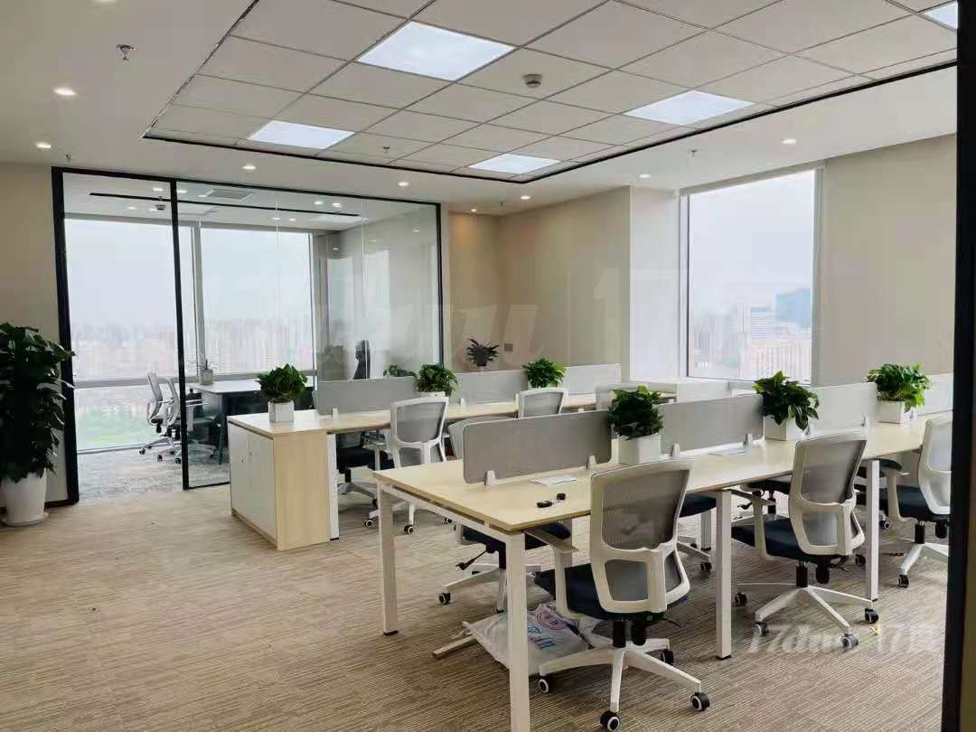 3/8号线足球场上盖！精装全配！高区视野开阔！拎包入驻！