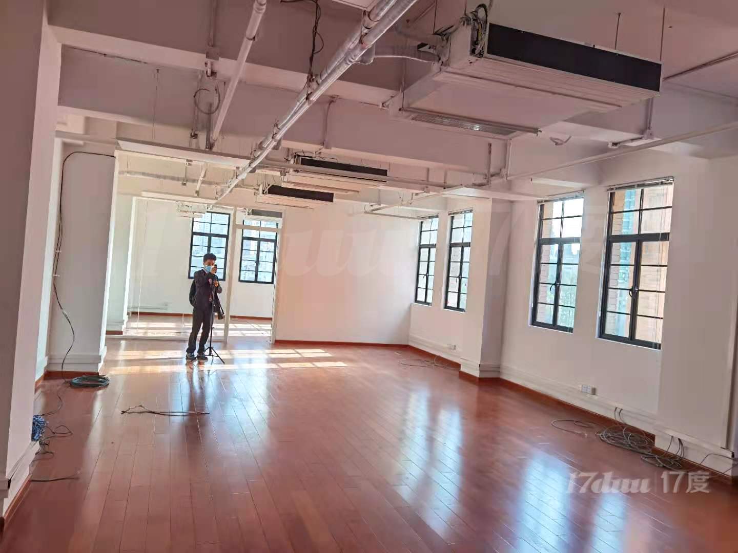静安JK1933，地铁口北靠大悦城，南邻苏州河畔，历史建筑！