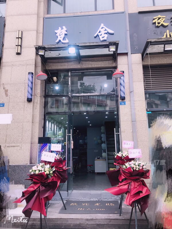 睿城小区门口，对面就是小吃街主街，人流量大