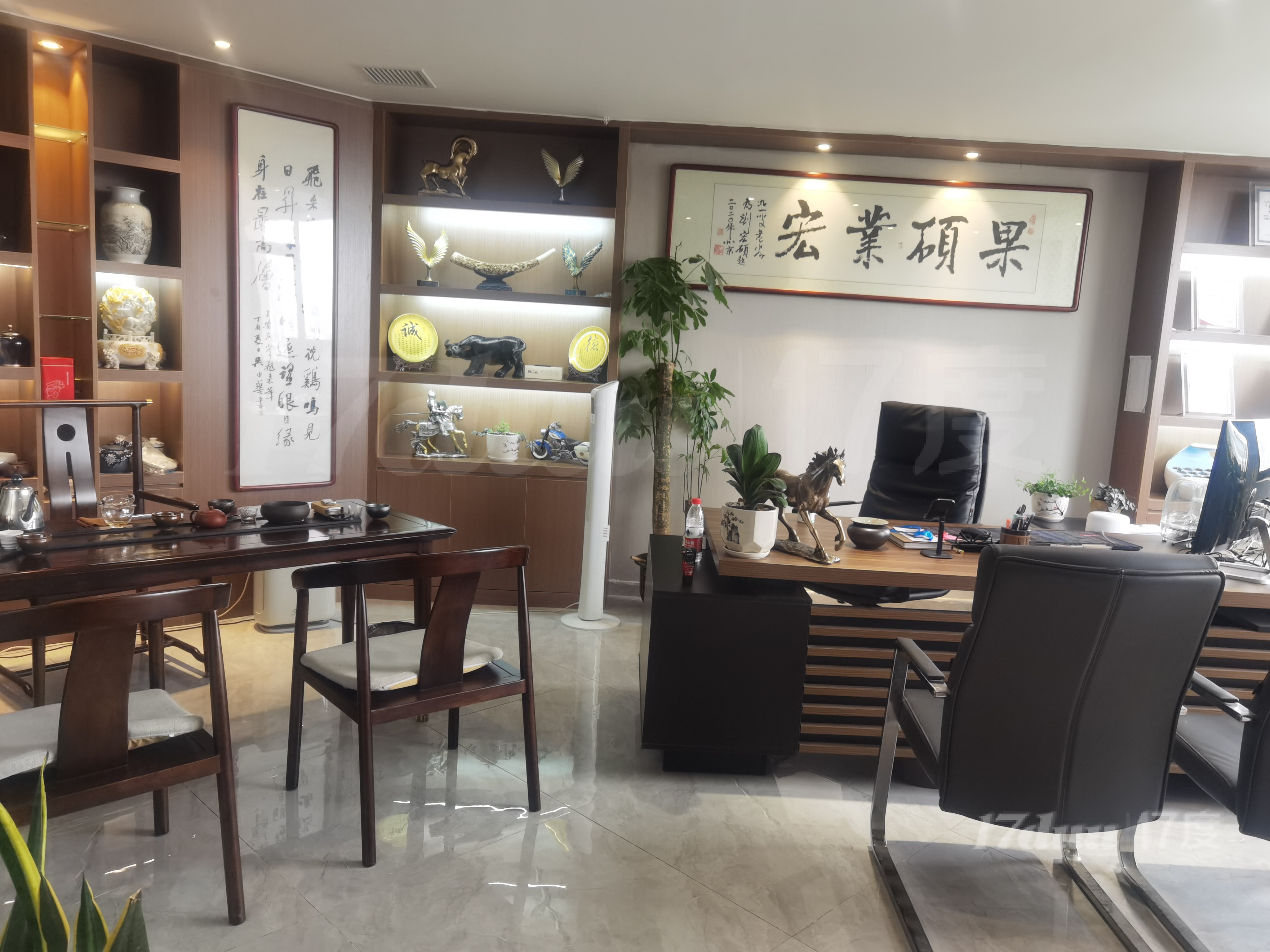 豪华装修，家俱全带，含物业费和宽带费，专业写字楼，直接拎包