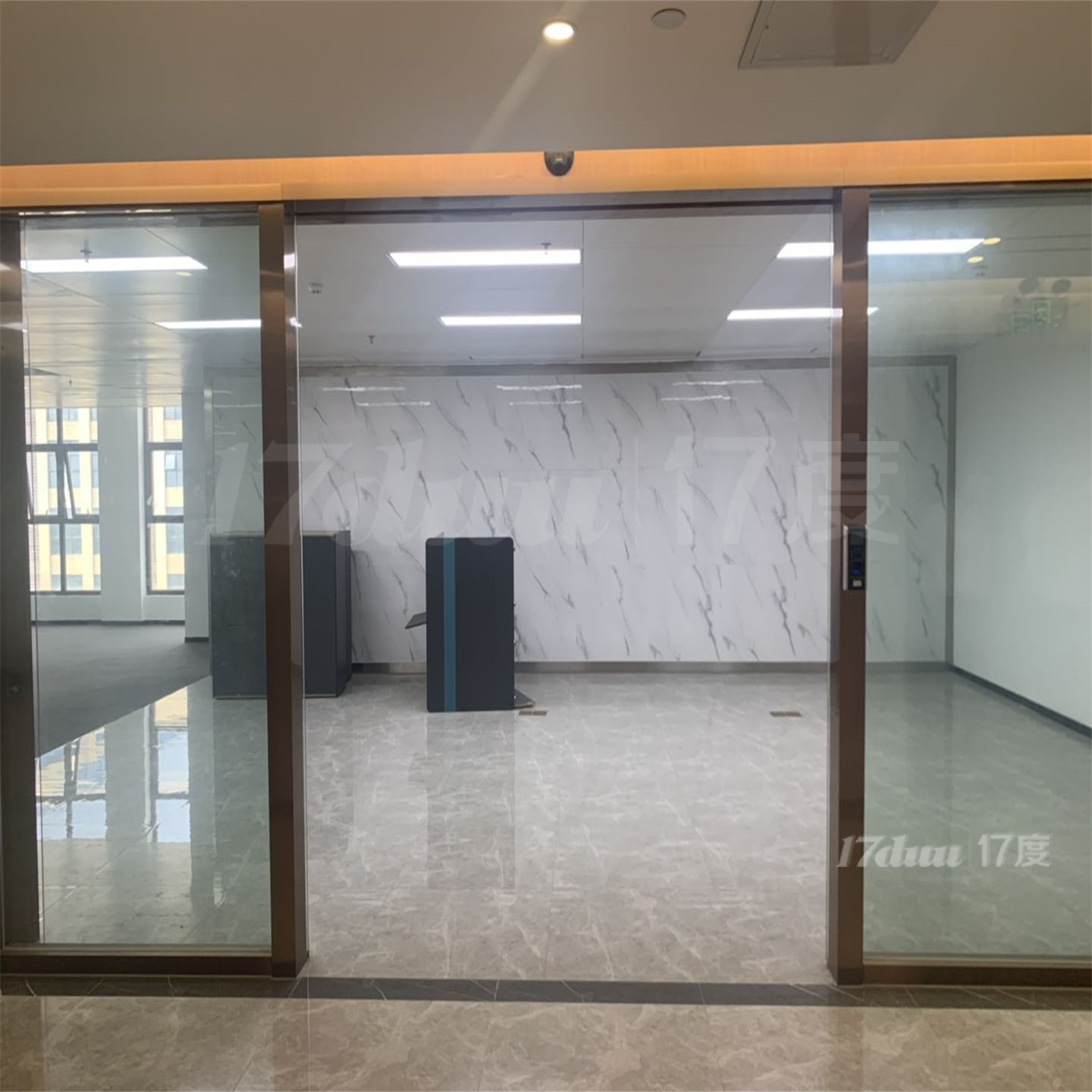 8号线聚龙站 正对电梯口 815方 8个间隔 精装修