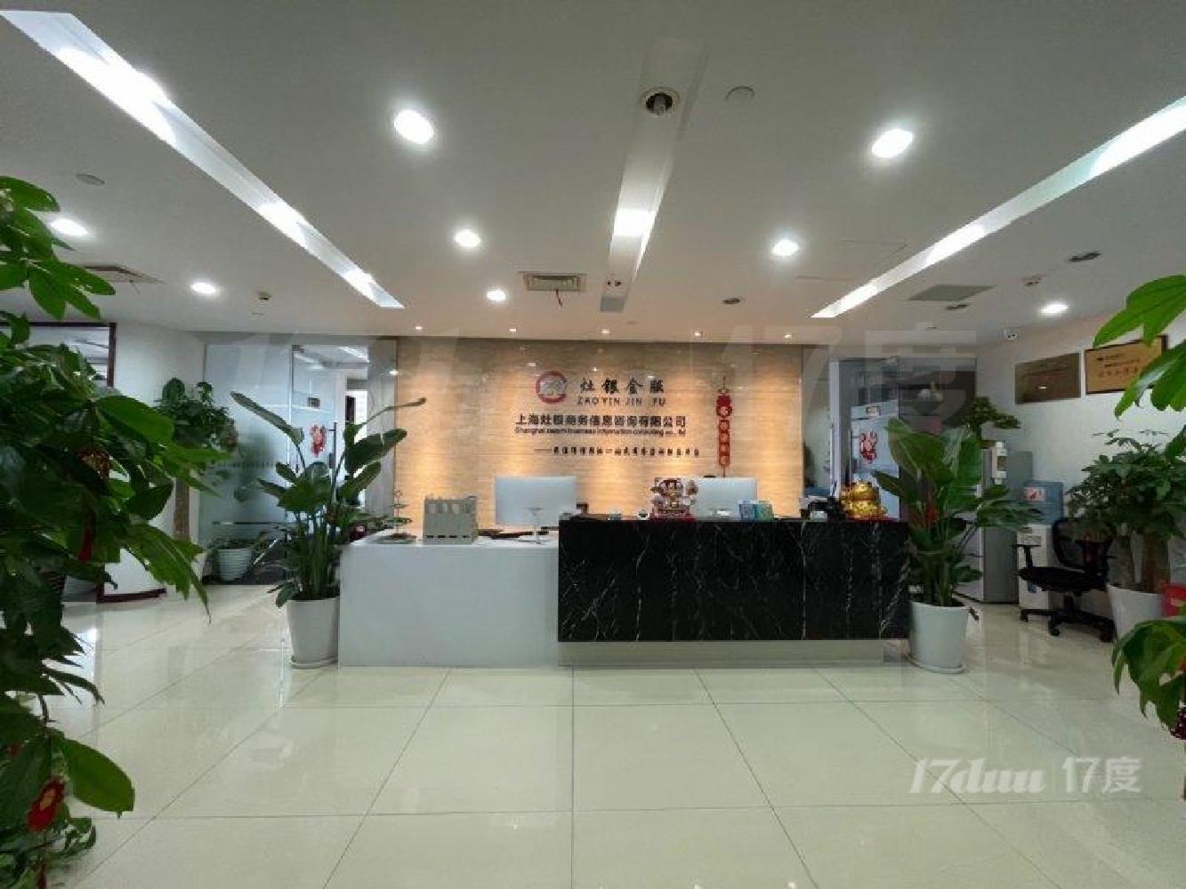 对电梯口，半层580平，汇融大厦，曹杨路地铁上建，十隔间！