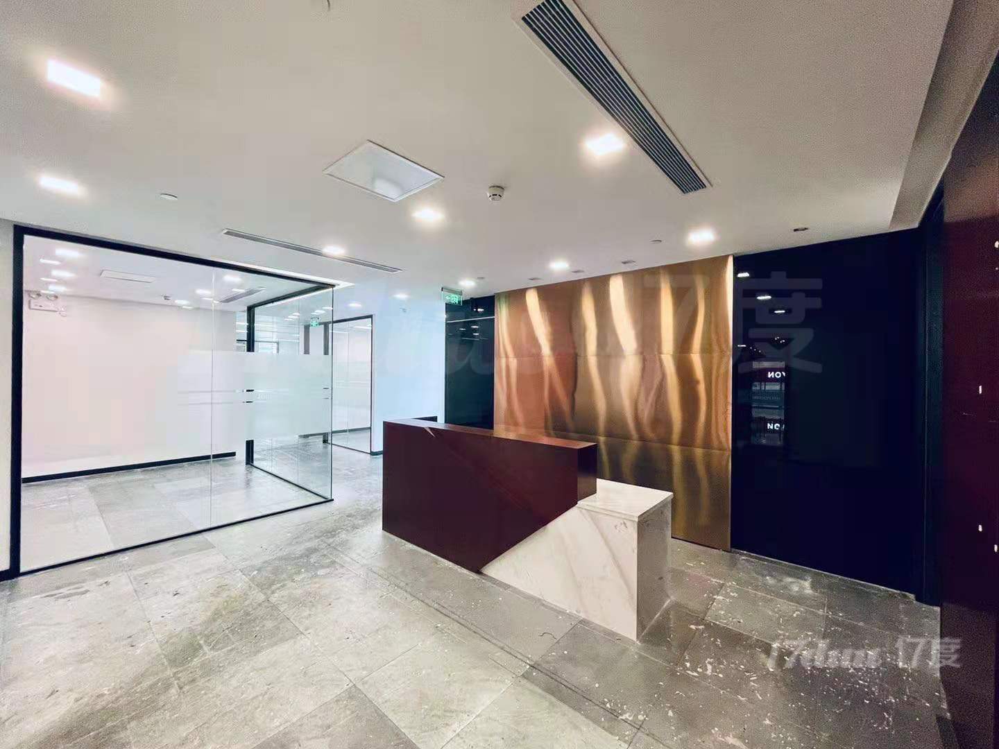 嘉里企业中心，办公室出租378平精装现房带家具，正对电梯口！