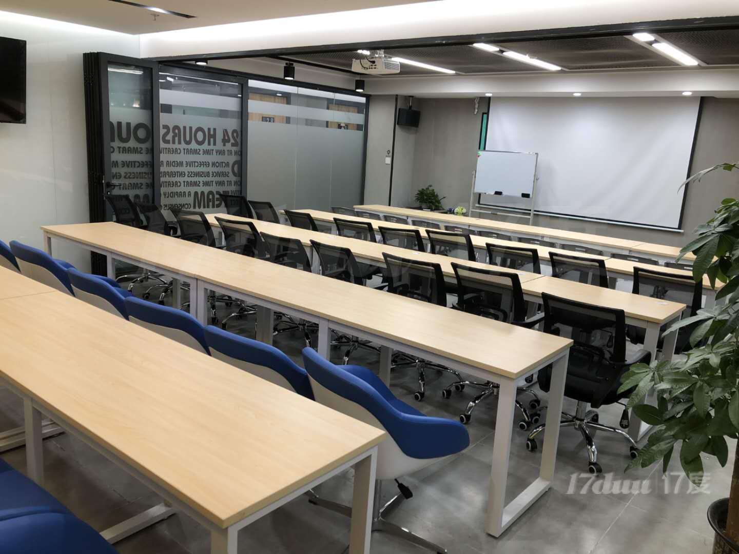 短租会议室、路演厅，可容纳10到45人会场，配套齐全