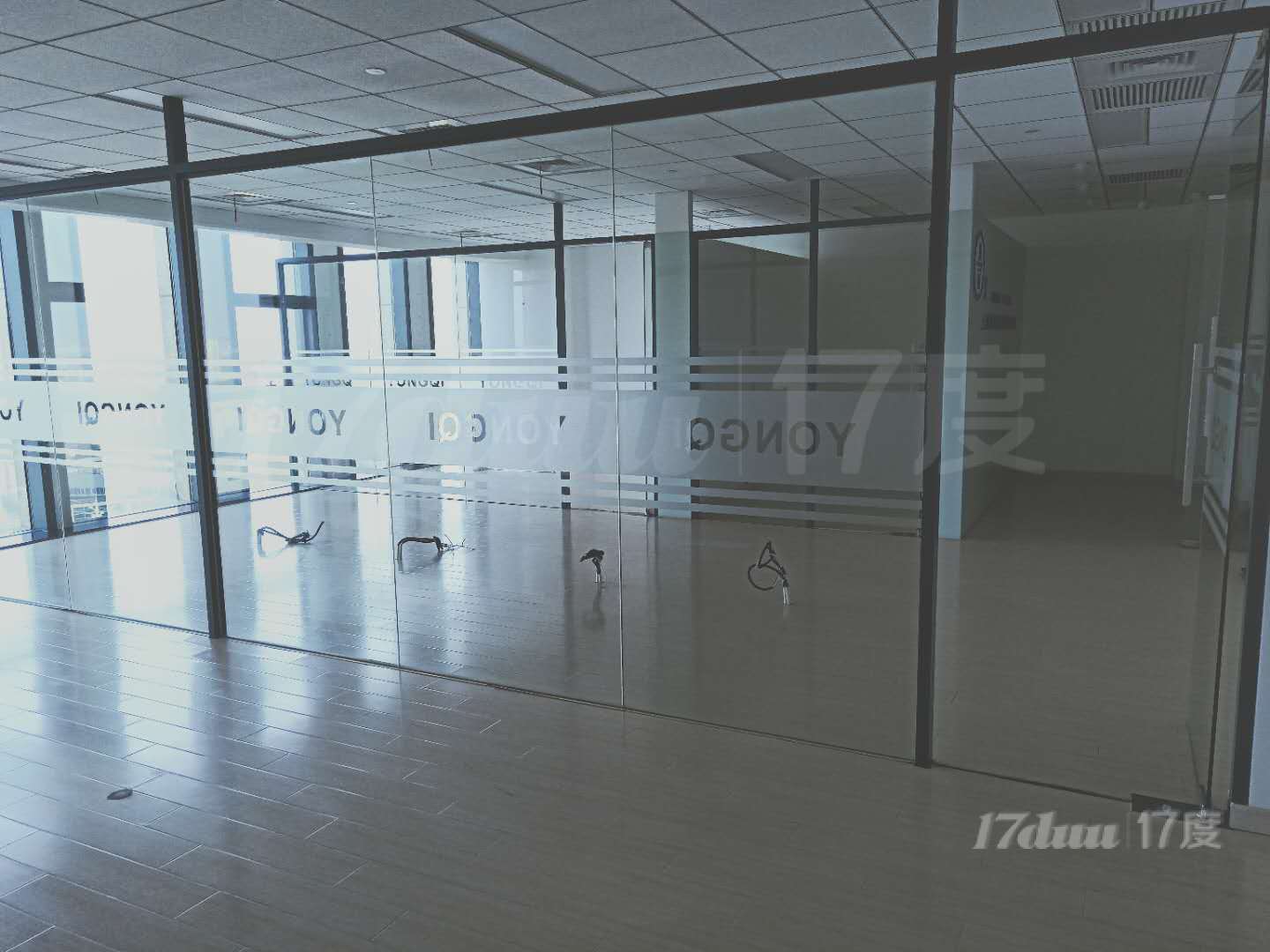 12号线春申湖畔！金源中心180平，精装带家具，目前降价出手