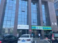 写字楼入口，办公常驻人员5000人