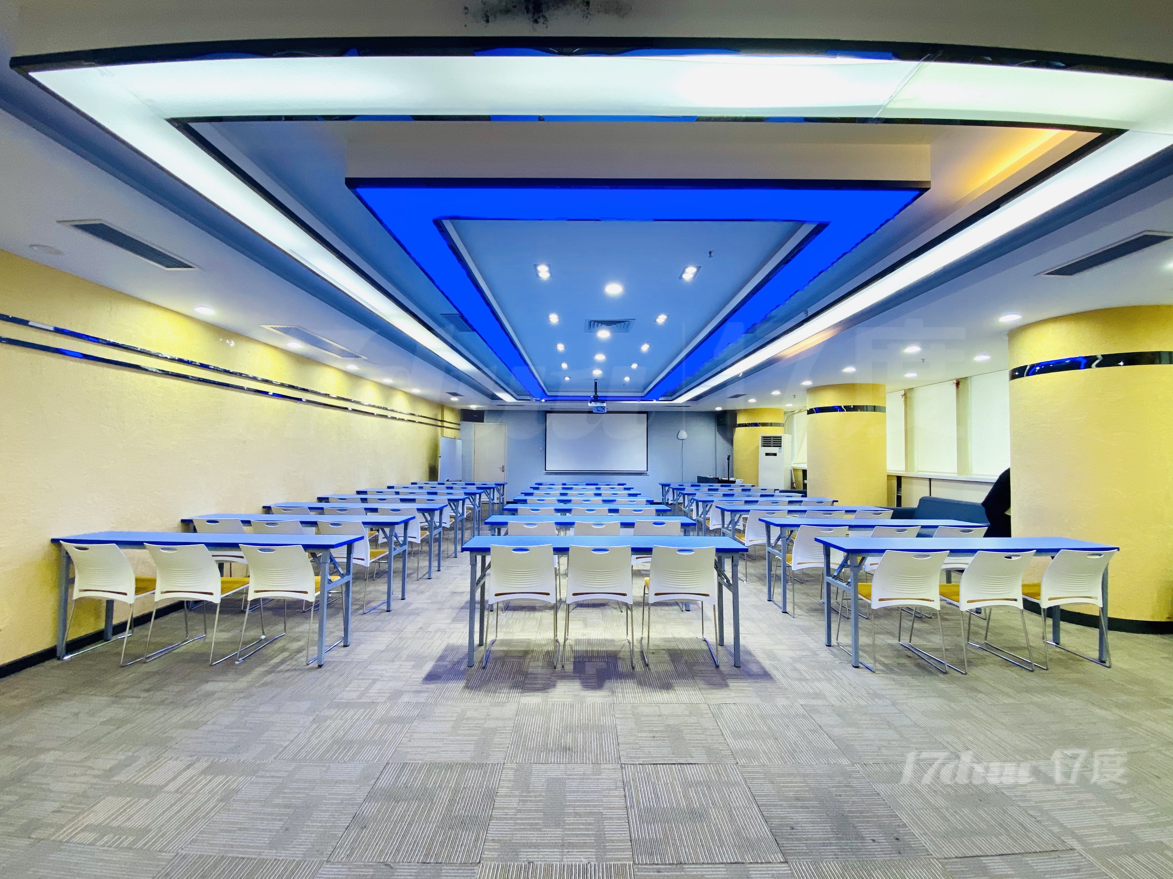 天河海珠甲级写字楼会议室出租，近地铁设备齐全，可容纳150人