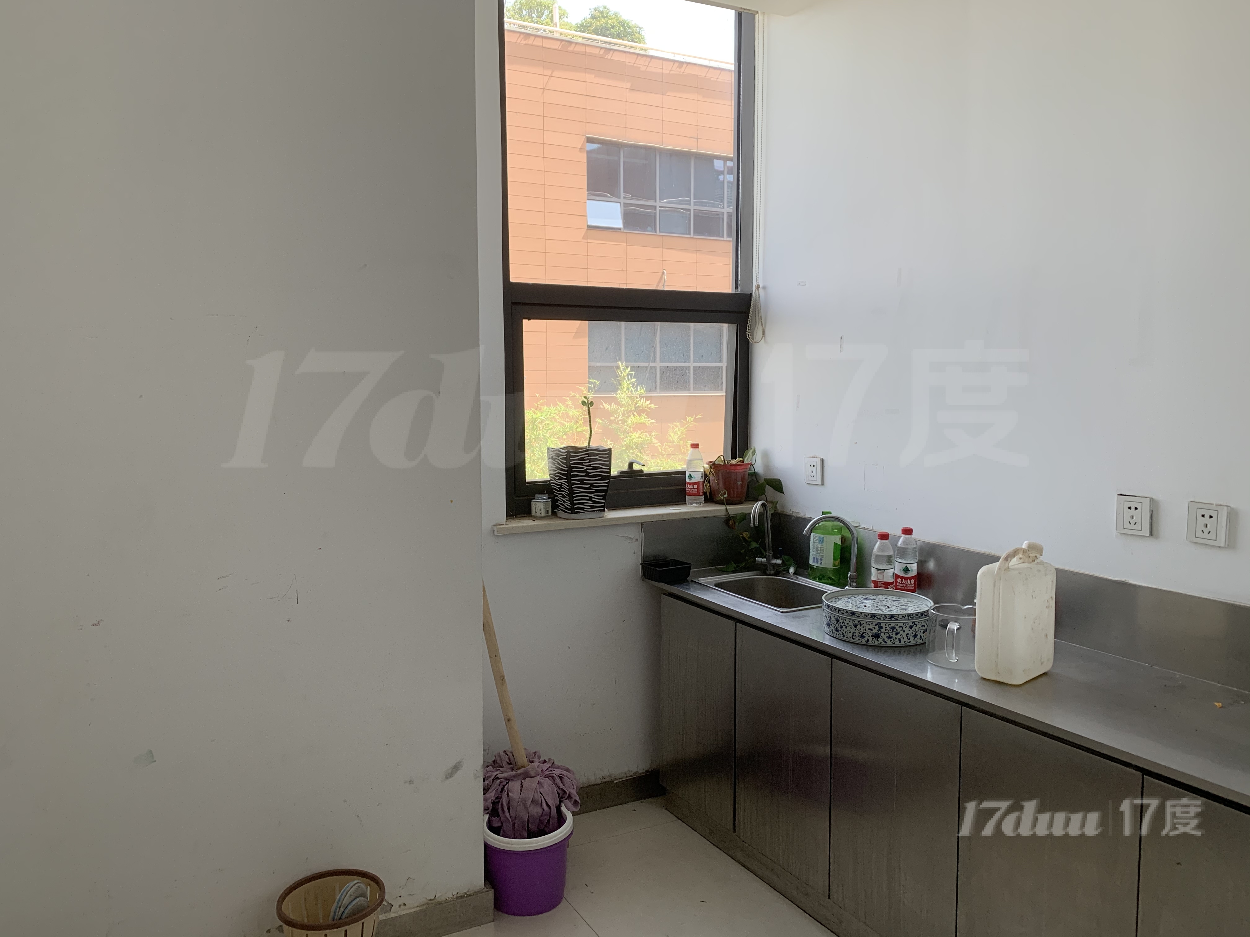 建业总部港 精装修带家具 有上下水 视野开阔