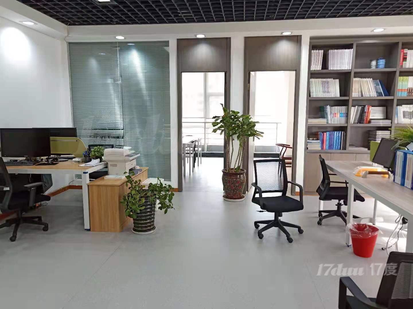 建业总部港230平精装带家具纯办公落地窗