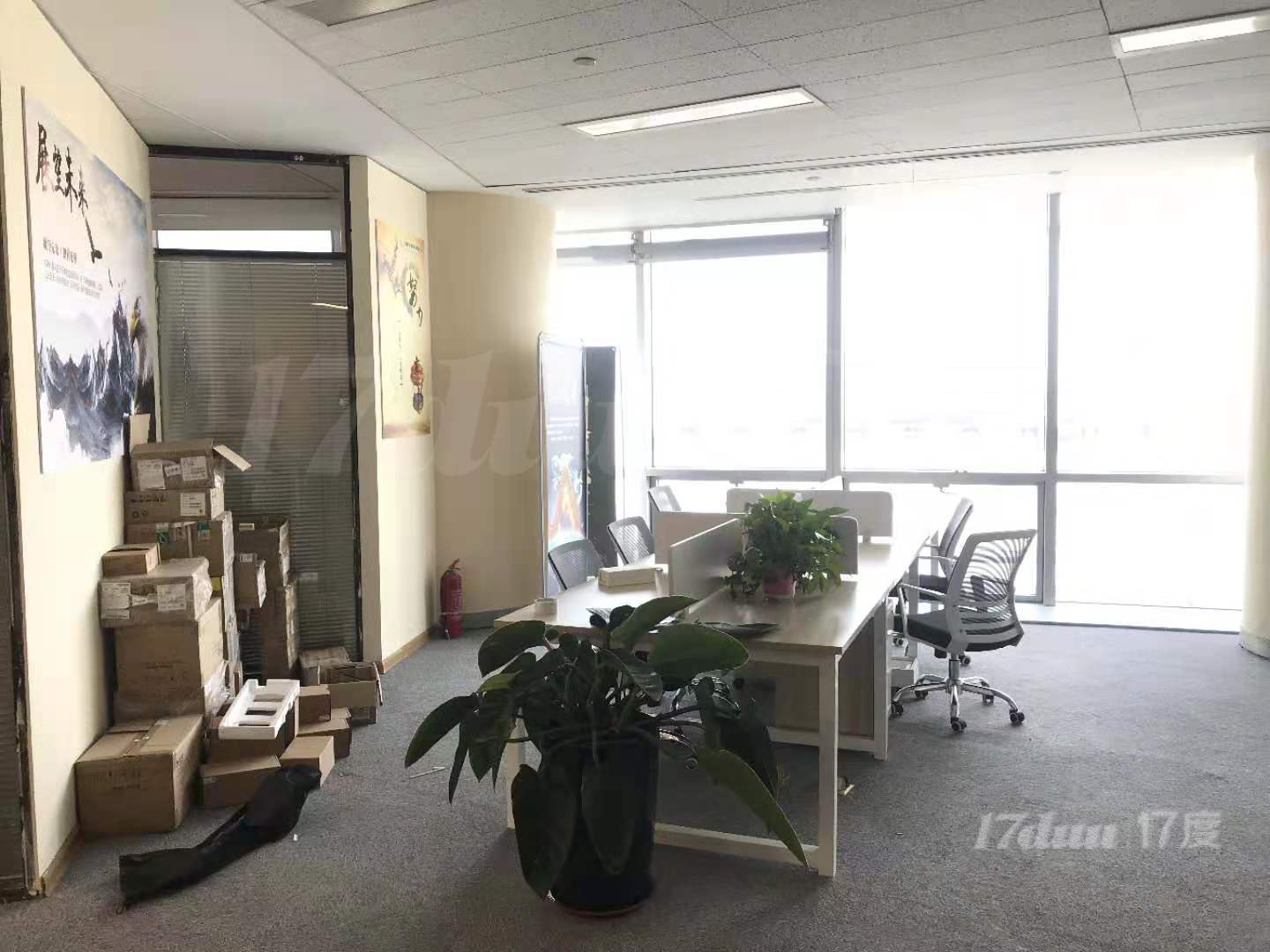 建业总部港420平精装带家具落地窗朝湖纯办公