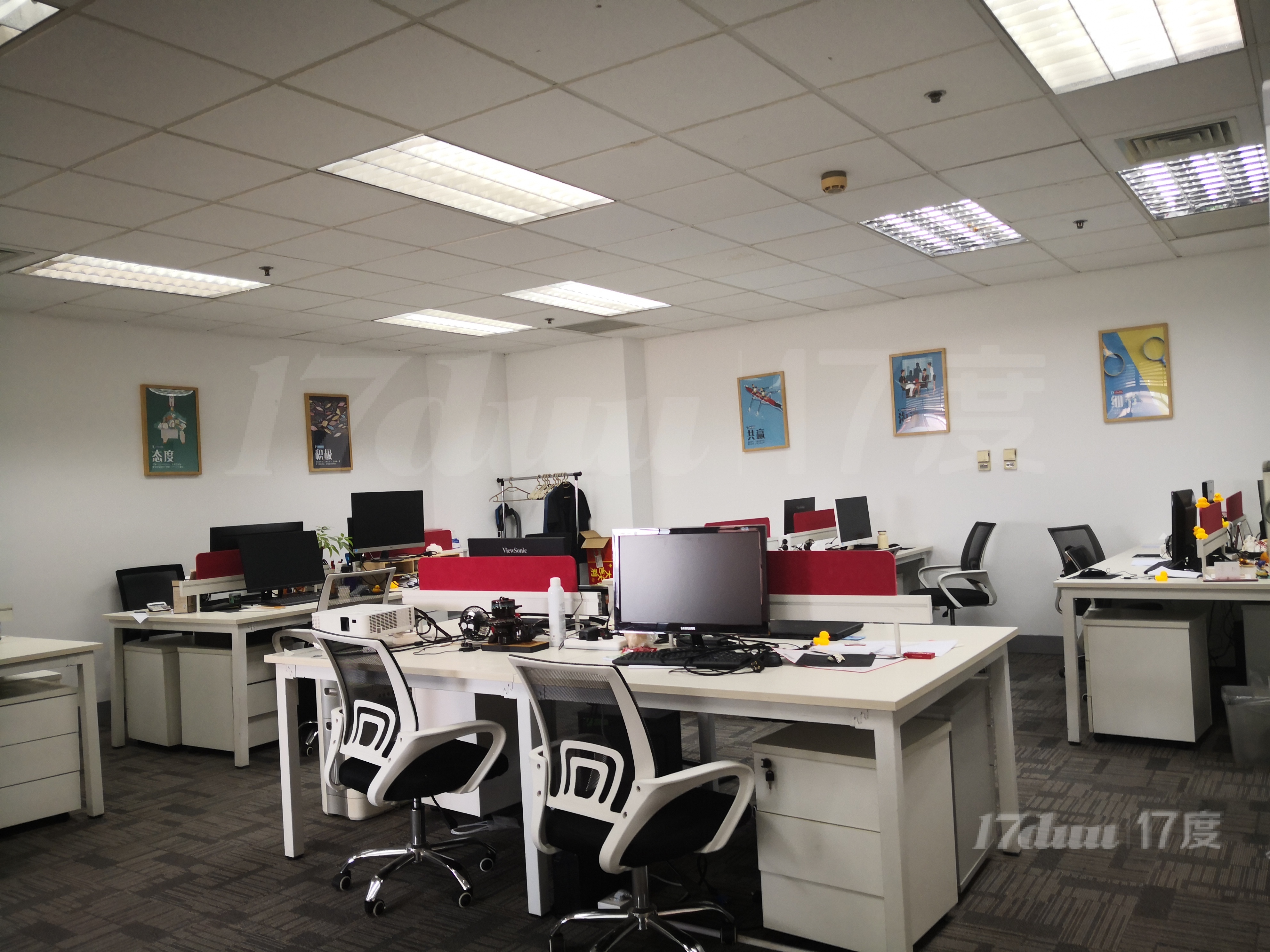 淮海路稀缺办公室出租！150平米精装带家具！仅租5块！