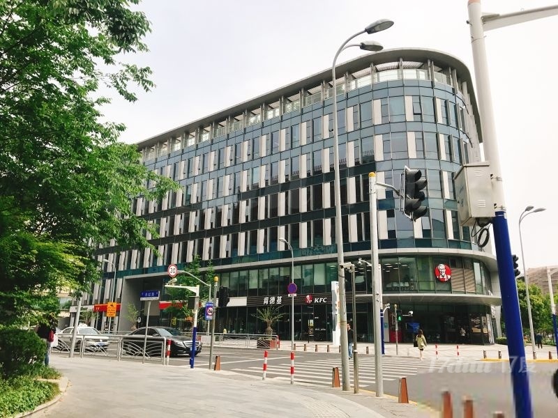 虹桥火车站地铁口：冠捷大厦。 带装修家具，稀缺房源欢迎入驻。