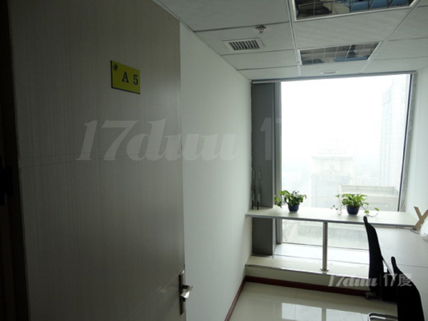 人少精装修创业小型办公室出租 拎包入驻全包全配免杂 可注册