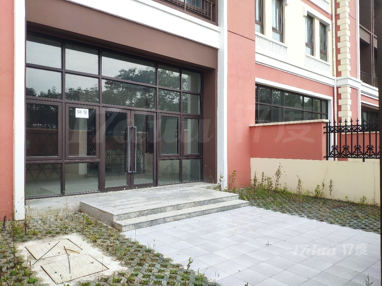 莘庄龙之梦旁~春申路地铁站商墅出租400平送院子送露台有燃气