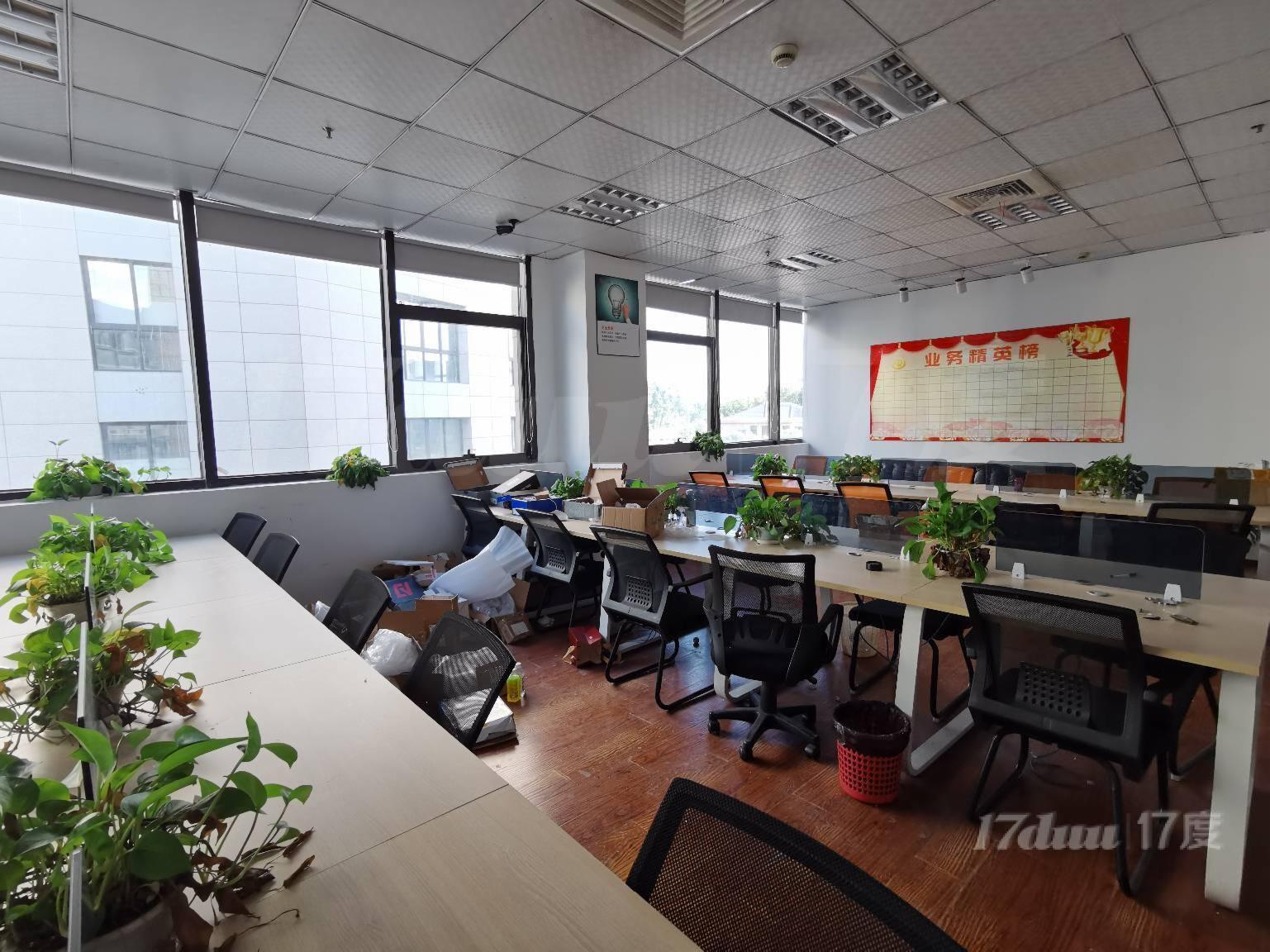 新出251平精装修带家具办公室，拎包入住卡位多，行业无限制