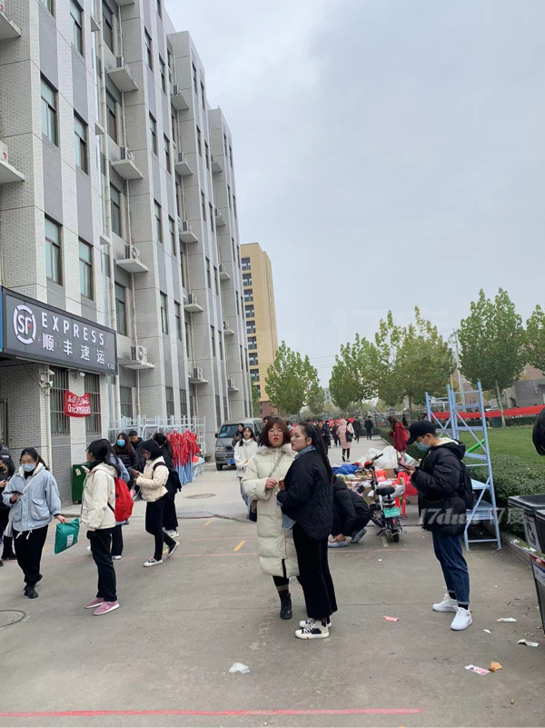 大学宿舍楼下