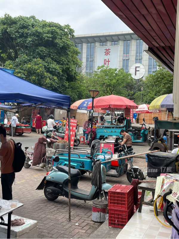 附近小区固定人流，对面商贸城，临近中小学
