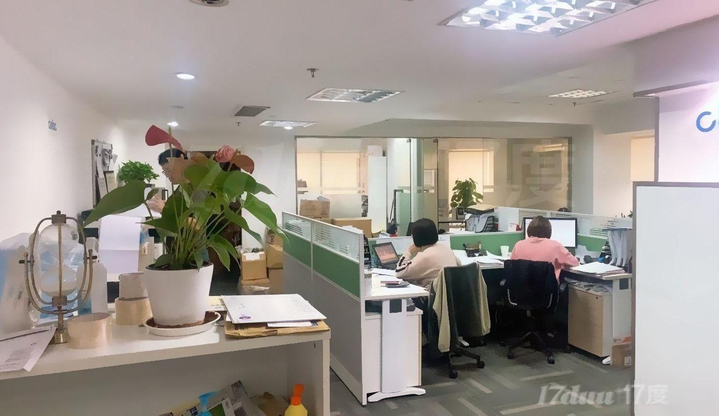 三轨交汇宜山路，内环高架旁，免租一个月，85平精装修部分家具