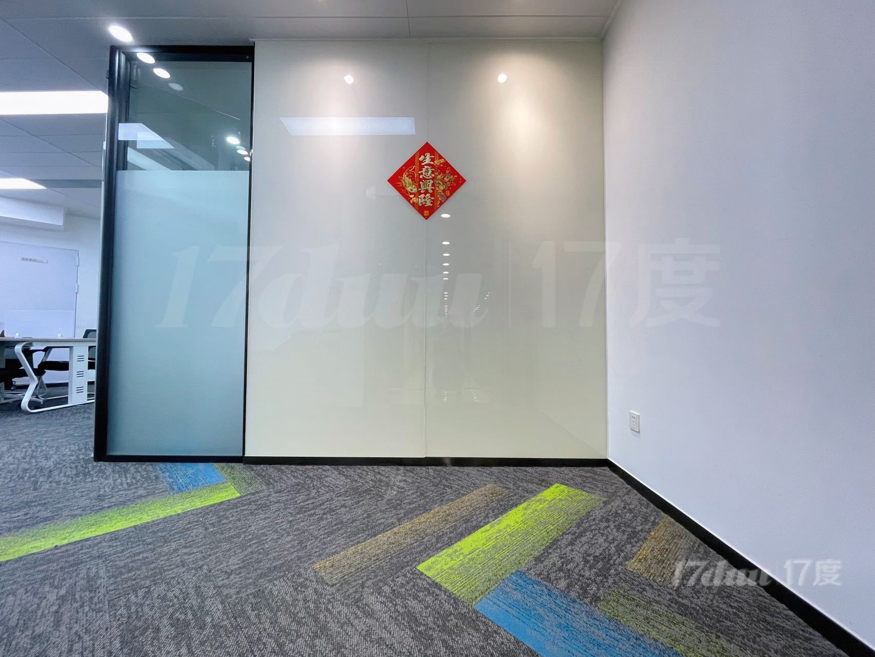 仅租89元 维多利广场 151方 带办公家具 拎包办公 