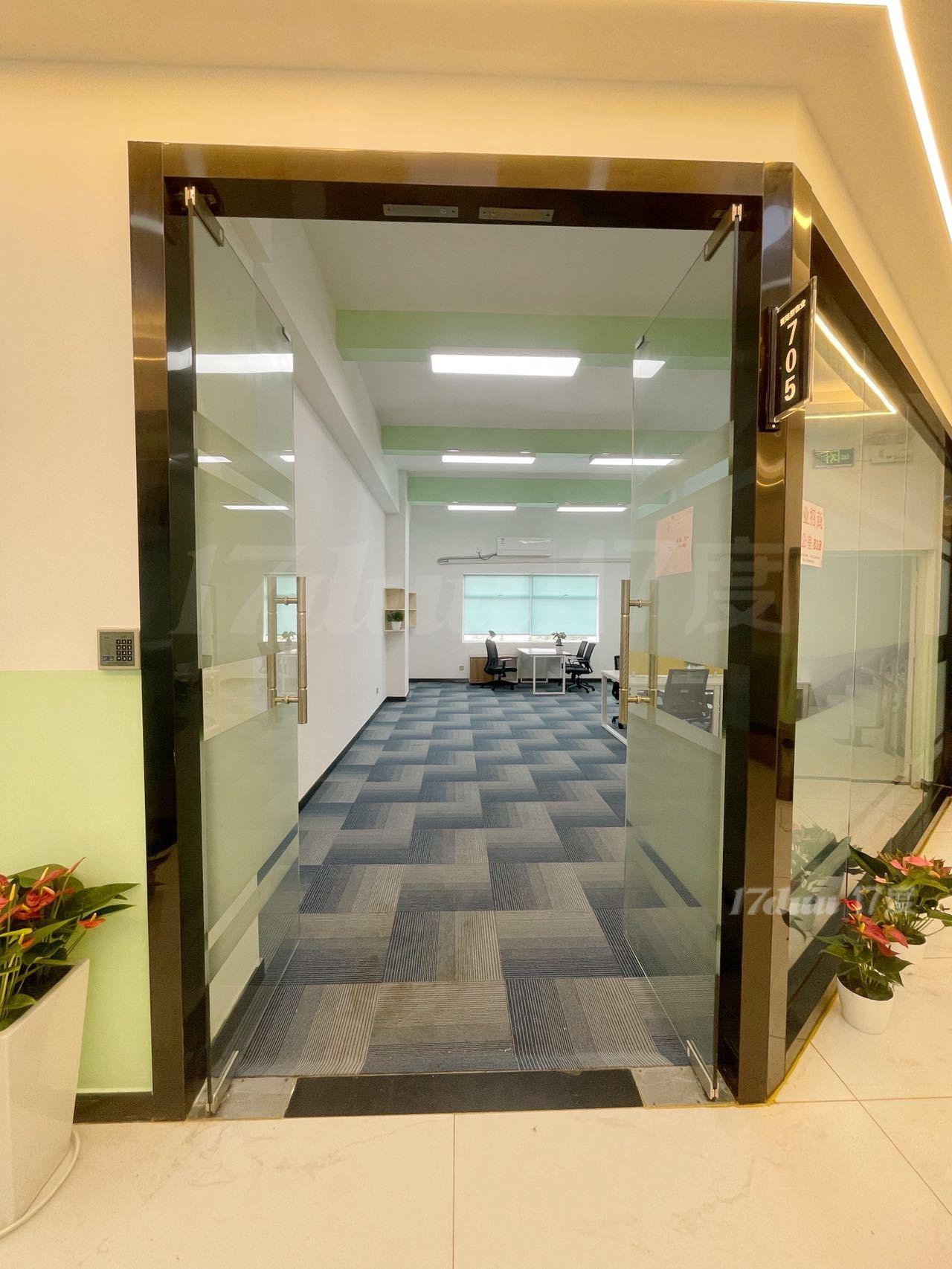 洲石路地铁办公室直租：空调家具绿植齐全：物业直租！