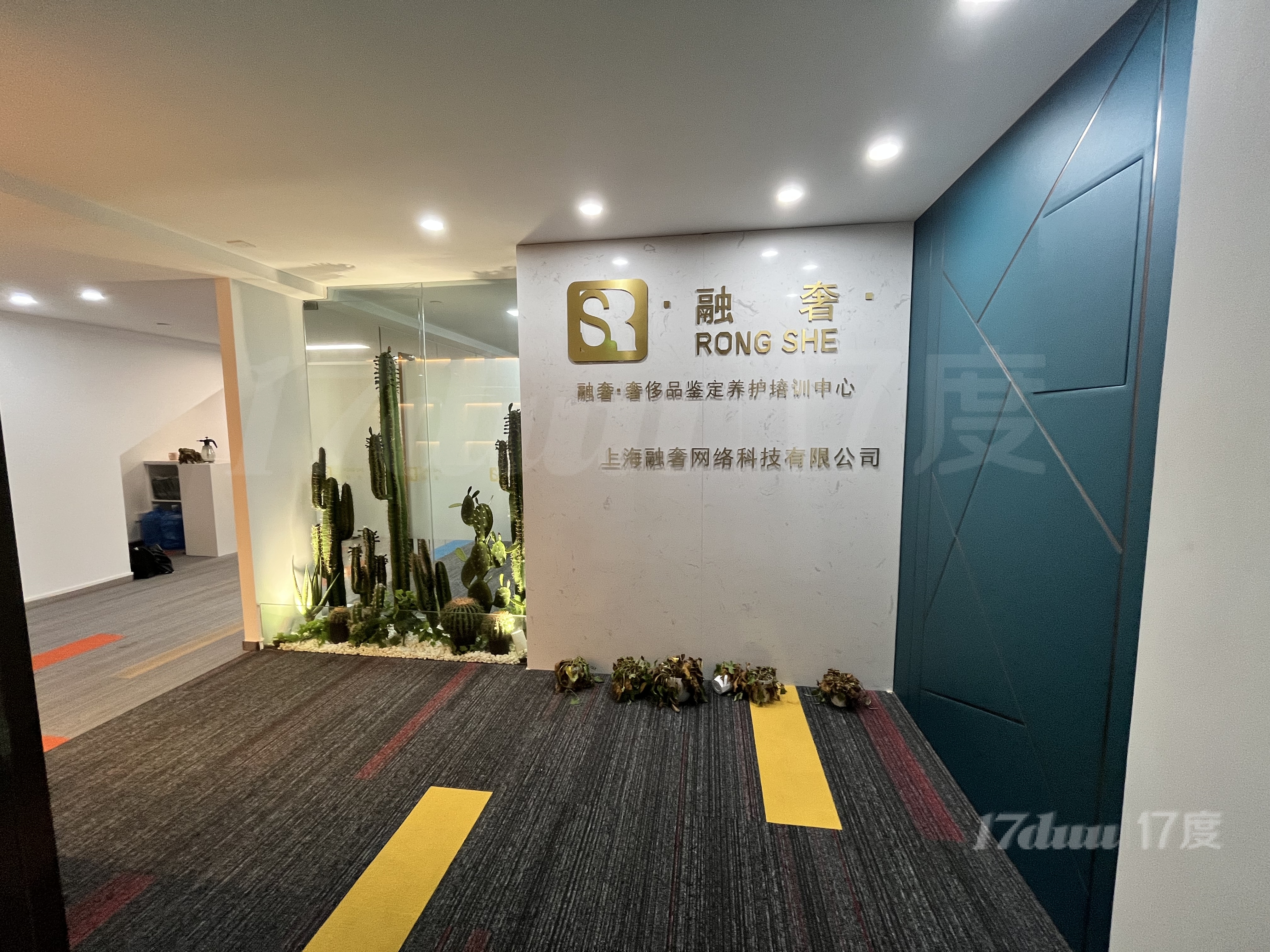地铁口复试写字楼出租！祥腾财富240平精装可配家具！行业不限