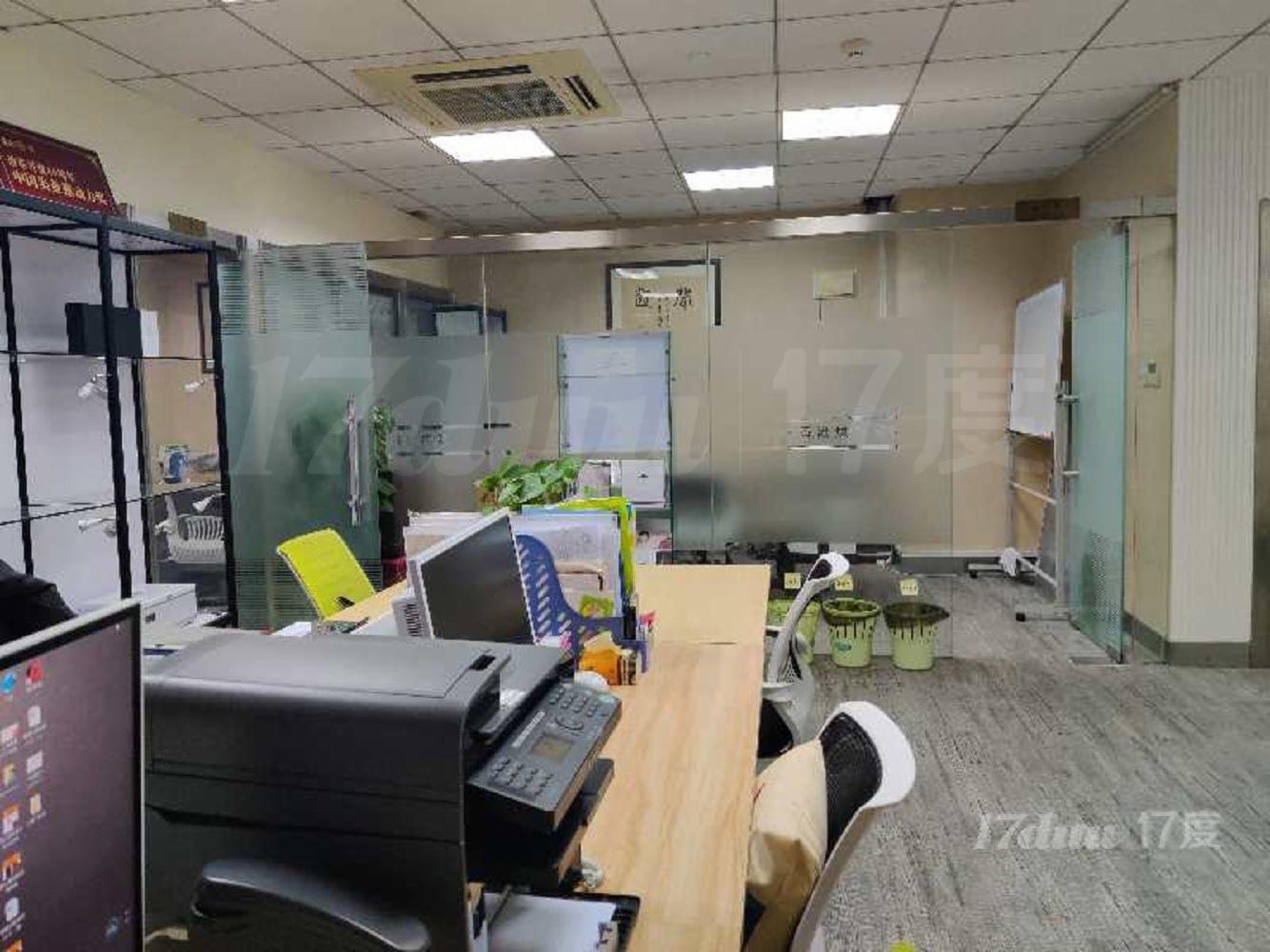老西门地铁站，金天地国际大厦精装120平办公室，租金优惠！