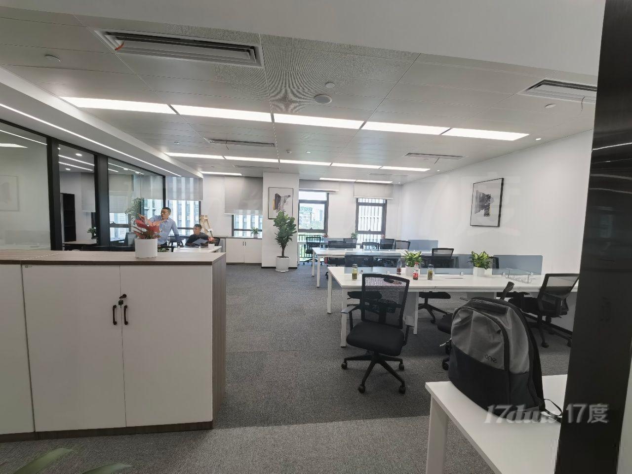 航中路地铁站，万金中心200平精装修带家具，随时看房拎包入住