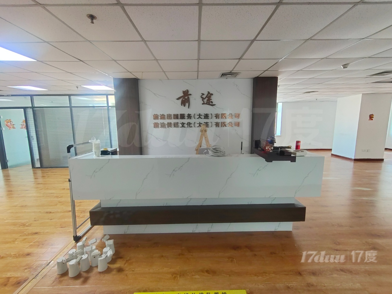 新开路 金广大厦288平 精装修 电梯口 便宜