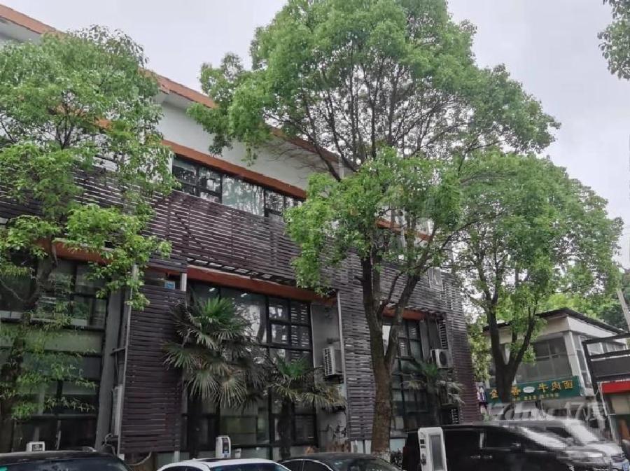 出租，宝山区，共富新村地铁口，400平精装带家具，8个隔断，