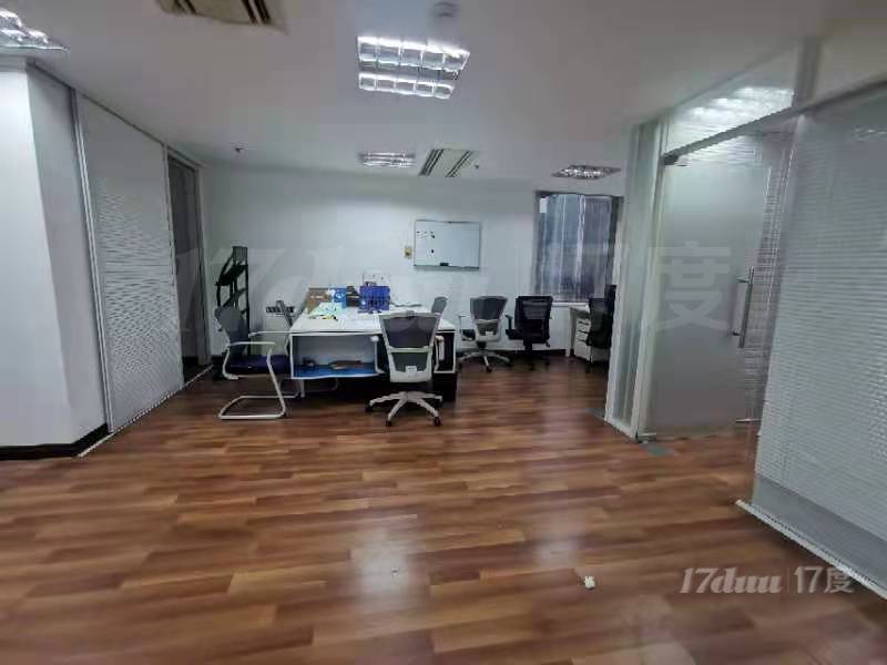 9号线商城路地铁口，胜康廖氏大厦，精装修带家具，稀有小面积。