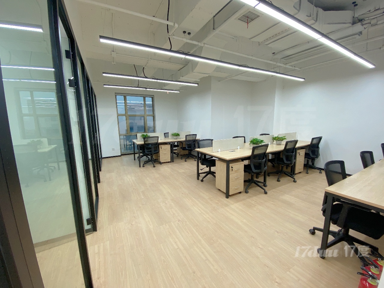 地铁口高区景观精装办公室出租，4隔断16工位长寿路财富源达