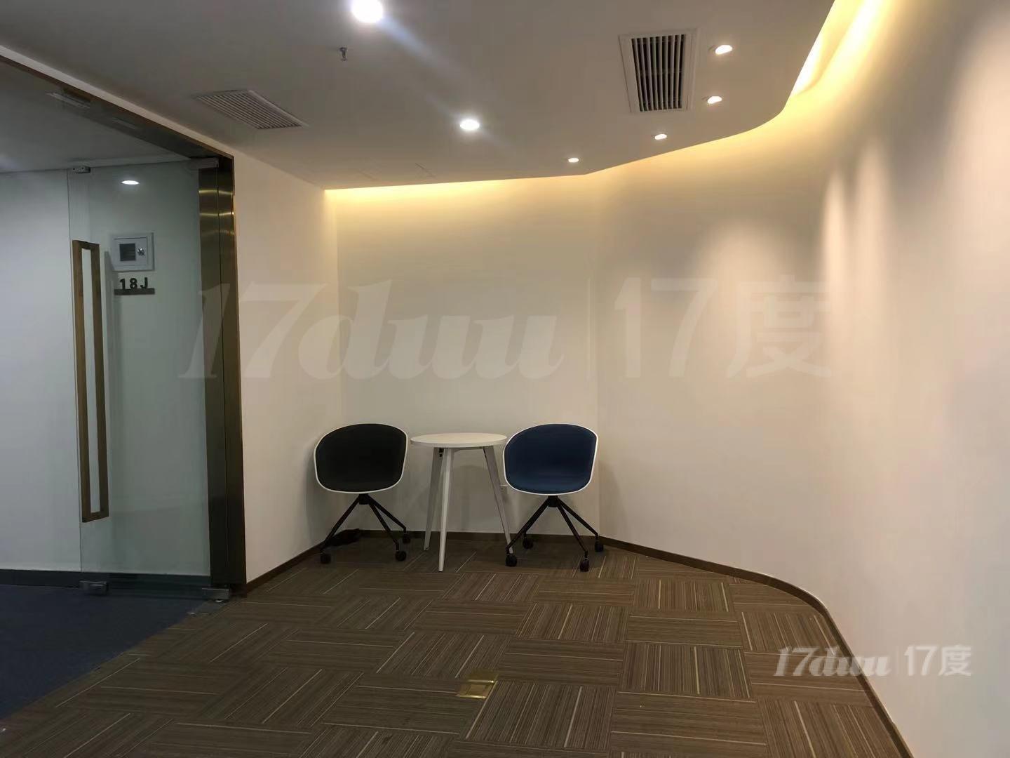 定制装修绿洲中环中心241平精装3个隔断家具全配，高区，现房