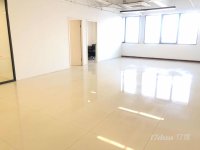 市中心地铁口428平面积办公室出租  精装带隔断   可注册