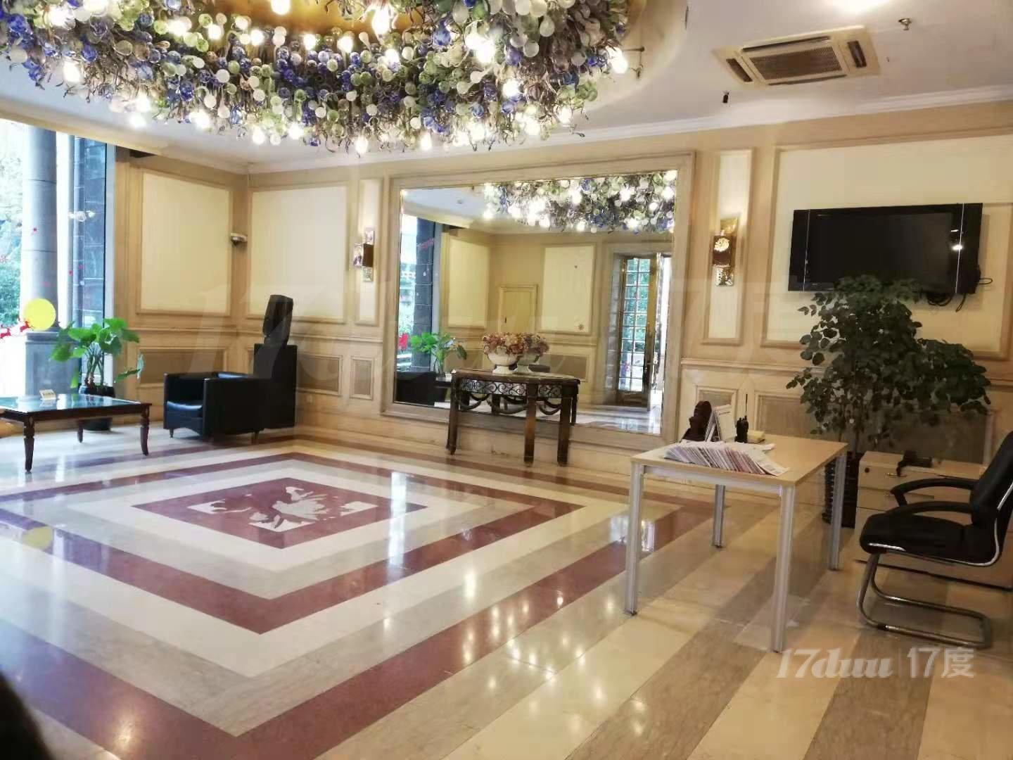 普陀区长寿路江宁路地铁口，带水美容新装修，圣天商务楼复式